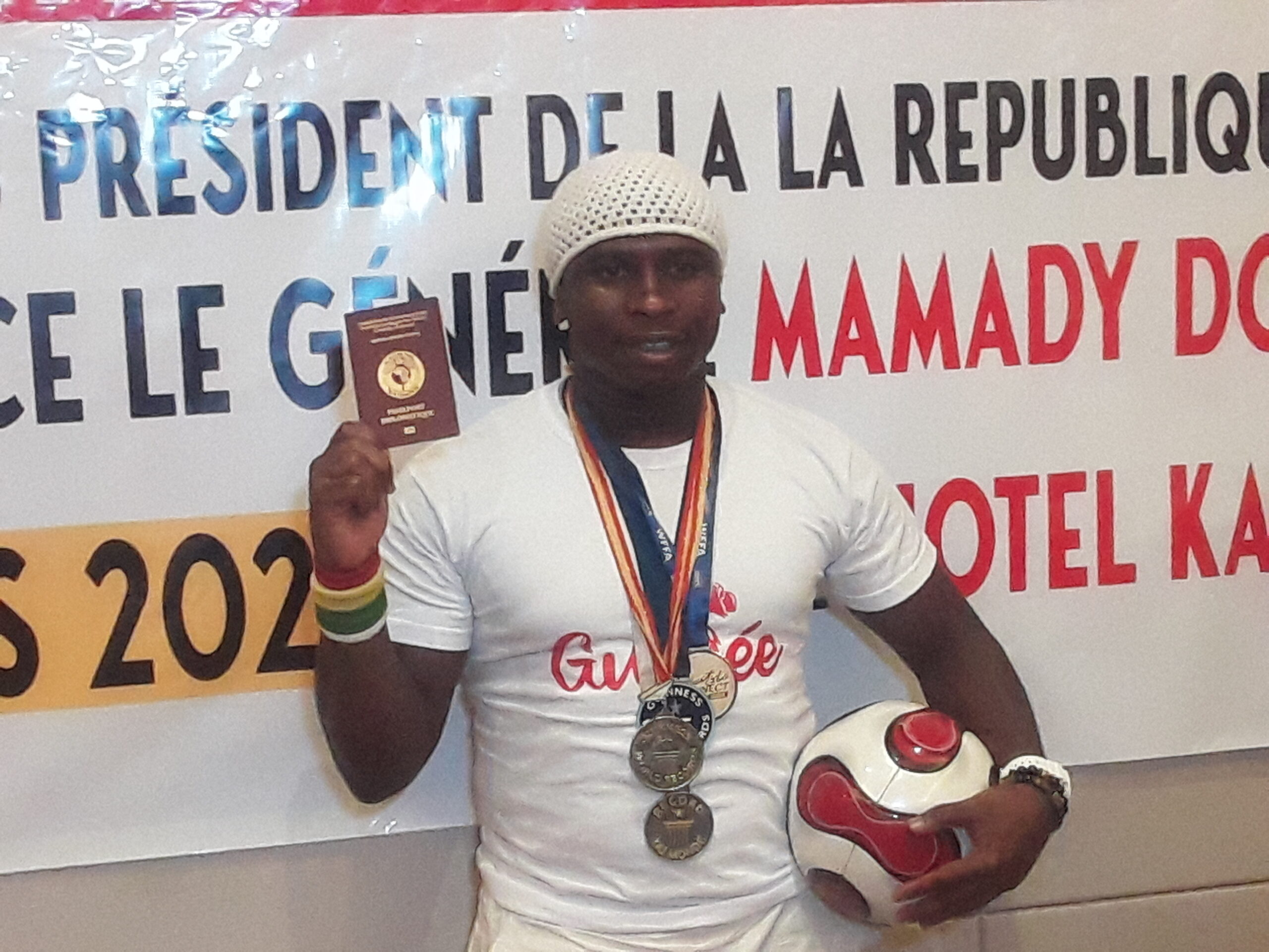 Iya Traoré présente son passeport diplomatique et son projet de jeunesse