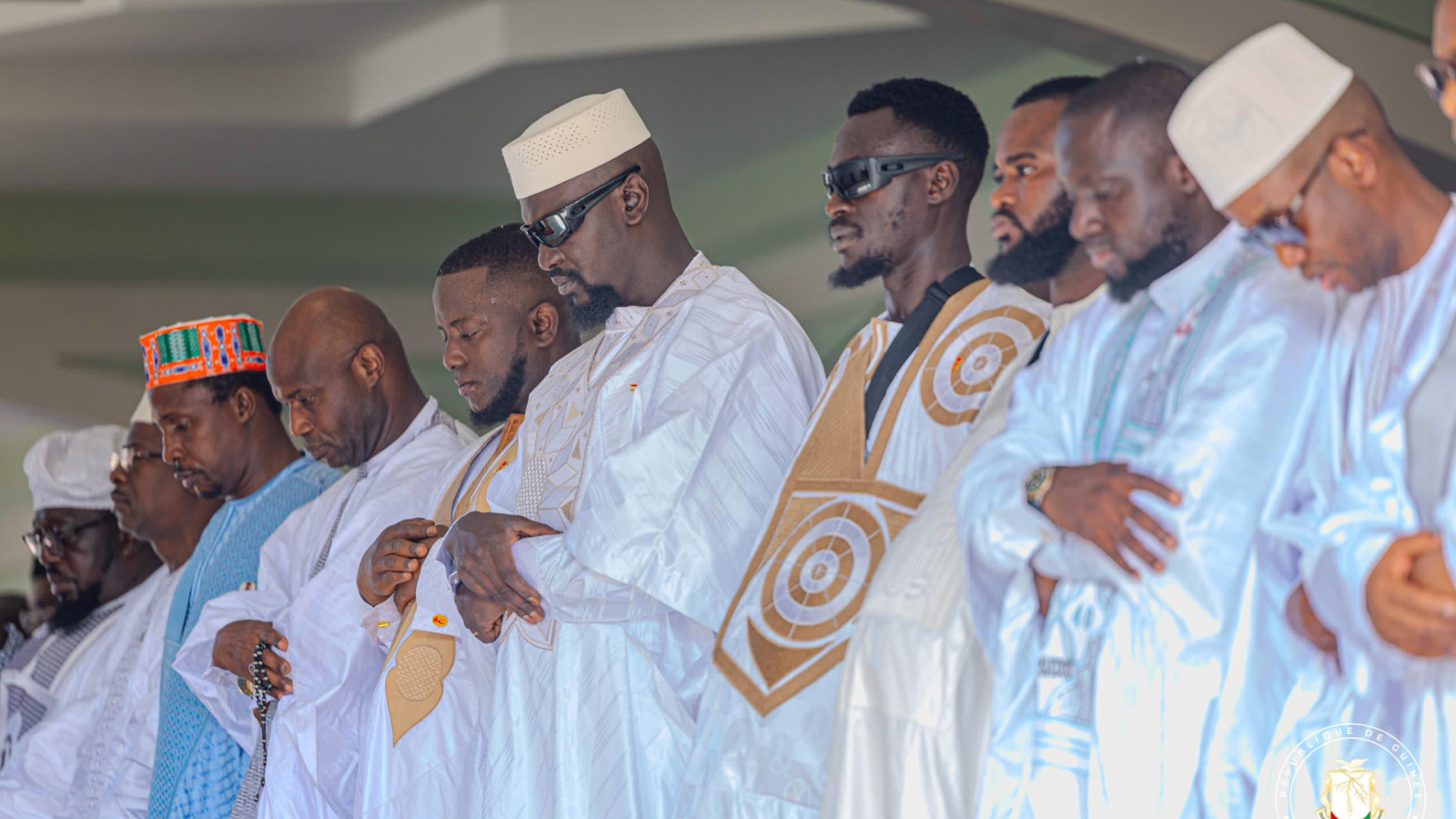 Tabasky : le Président Doumbouya accomplit son devoir religieux à la Grande Mosquée de Kankan