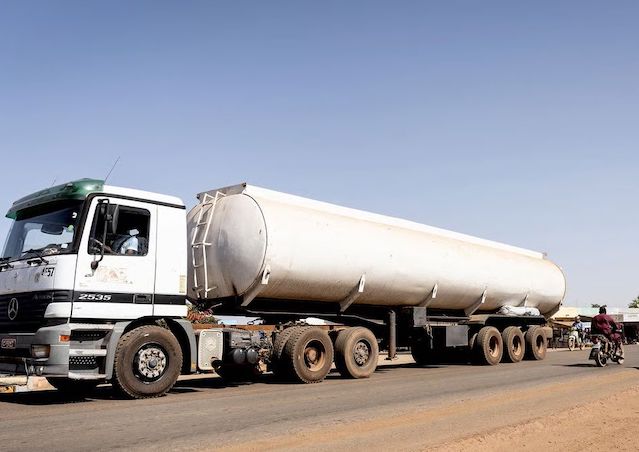 Mali: libération d’une centaine de djihadistes présumés contre le passage de convois de carburant vers la capitale (agence)