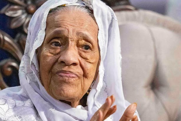 Hommage national : Hadja Andrée Touré élevée au grade de Commandeure de l’Ordre National du Colatier