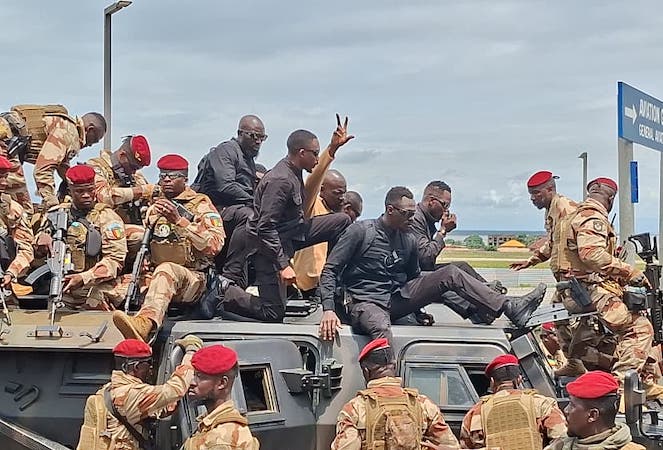 Guinée : le président Mamadi Doumbouya regagne  Conakry